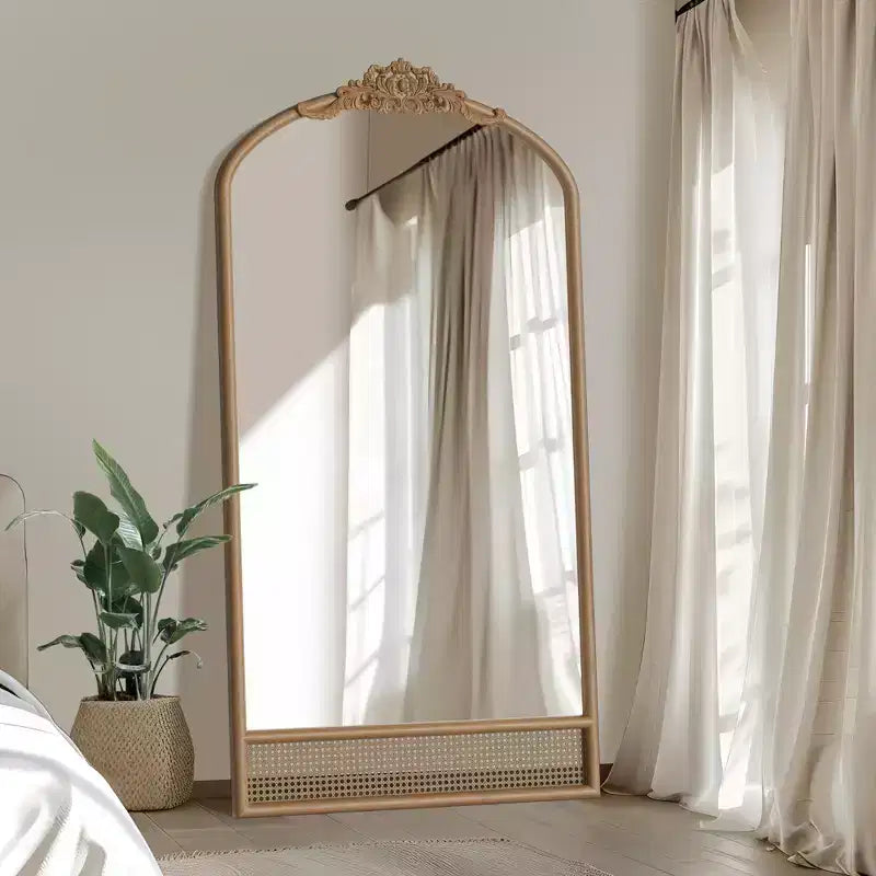 Miroir mural marron avec cadre en bois massif classique sculpté de 94 cm (37 po) de large x 180 cm (71 po) de haut avec fond en rotin