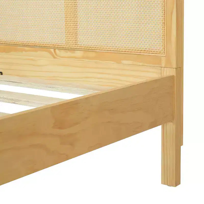 Cadre de lit plateforme en bois au design moderne et bohème, avec tête de lit en rotin, par Christopher Knight Home Callahan