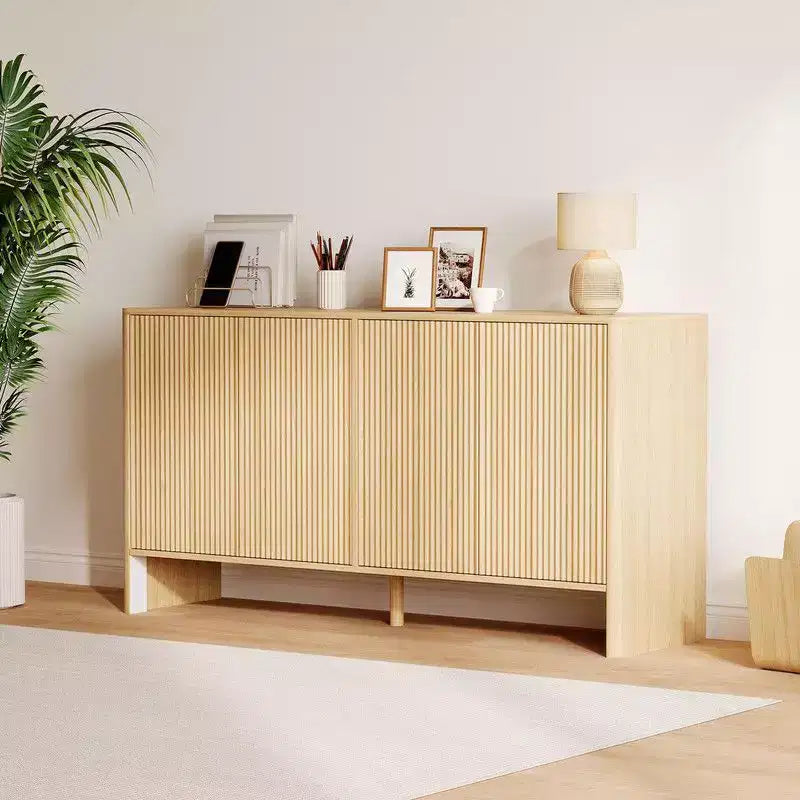 Credenza da 58 pollici in legno con 4 ante scanalate e ripiani regolabili