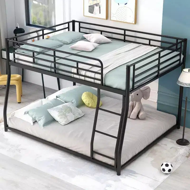 Letto a castello in metallo una piazza e mezza su matrimoniale, con scaletta e spondina di sicurezza