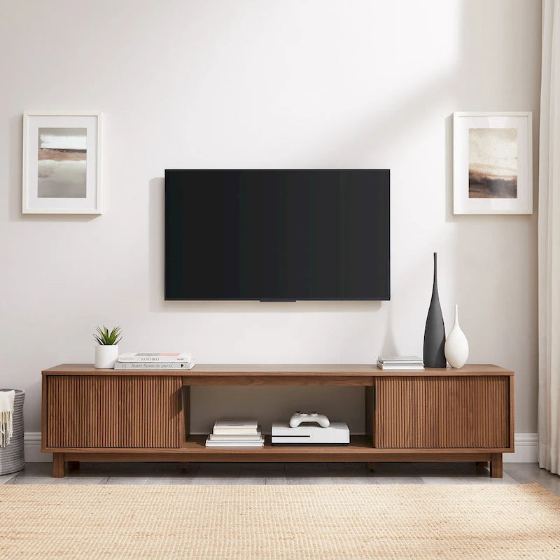 Meuble TV moderne Middlebrook Designs avec portes cannelées de 70 pouces