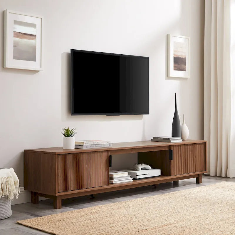 Meuble TV moderne Middlebrook Designs avec portes cannelées de 70 pouces
