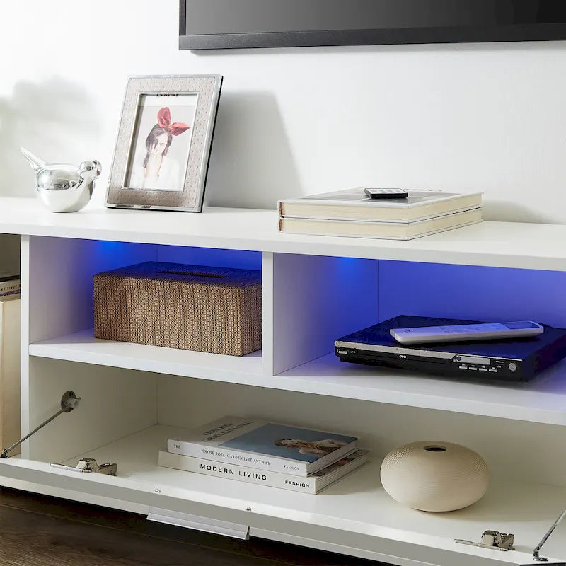 Meuble TV blanc de 160 cm avec lumières LED, armoires et étagères ouvertes pour TV jusqu'à 65 pouces