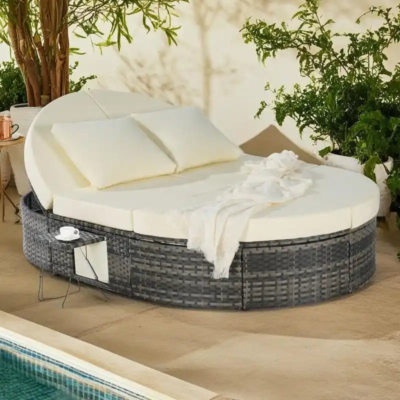 Lit de jour rond en rotin pour patio extérieur avec dossiers réglables et plateaux porte-gobelets pliables