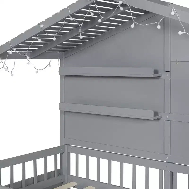Lit cabane double avec étagères de rangement et barrières, cadre de lit Montessori en bois pour enfants avec fenêtre et bande lumineuse scintillante