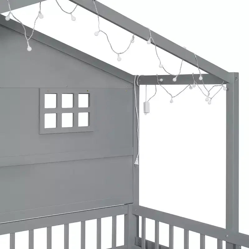 Lit cabane double avec étagères de rangement et barrières, cadre de lit Montessori en bois pour enfants avec fenêtre et bande lumineuse scintillante