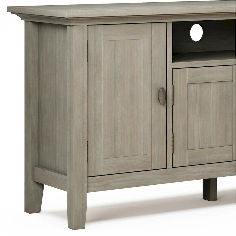Meuble TV-média de transition WYNDENHALL Mansfield en BOIS MASSIF de 72 pouces de large pour téléviseurs jusqu'à 80 pouces - 72 L x 16,5 P x 26 H