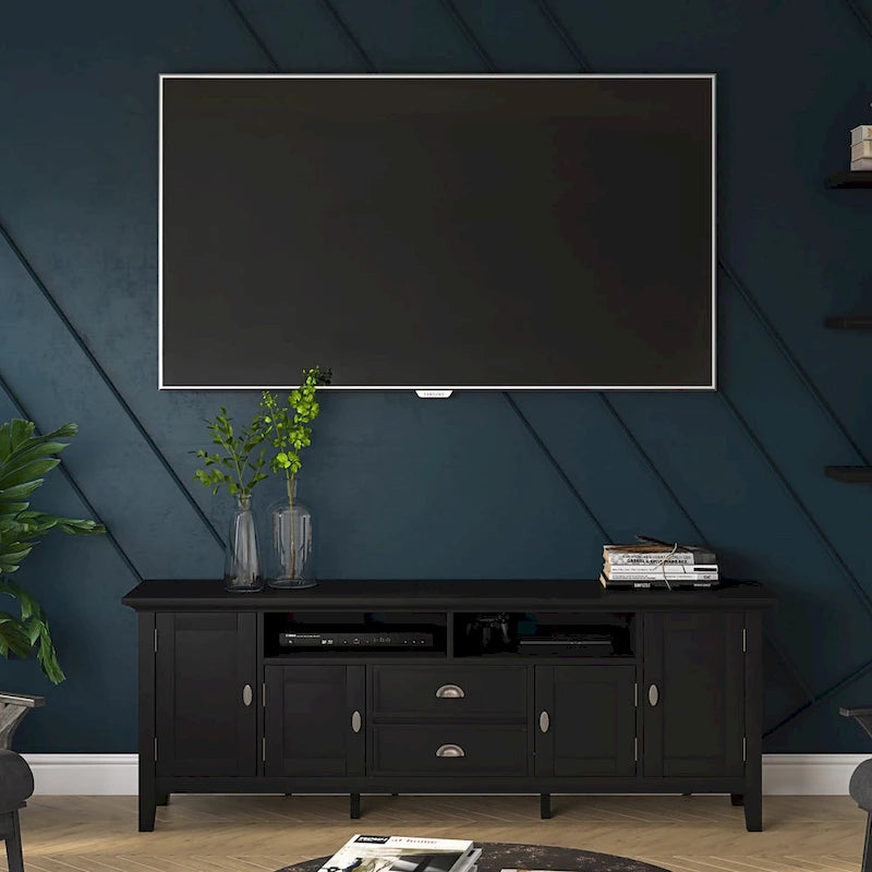 Meuble TV-média de transition WYNDENHALL Mansfield en BOIS MASSIF de 72 pouces de large pour téléviseurs jusqu'à 80 pouces - 72 L x 16,5 P x 26 H