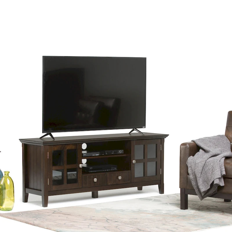 Meuble TV/Média de transition WYNDENHALL Normandy en BOIS MASSIF de 60 pouces de large pour téléviseurs jusqu'à 65 pouces - 60 x 16,5 x 24