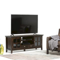 Meuble TV/Média de transition WYNDENHALL Normandy en BOIS MASSIF de 60 pouces de large pour téléviseurs jusqu'à 65 pouces - 60 x 16,5 x 24