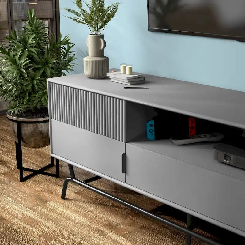 Meuble TV DH BASIC Modern avec 3 tiroirs et passe-câbles de 60 pouces par Denhour