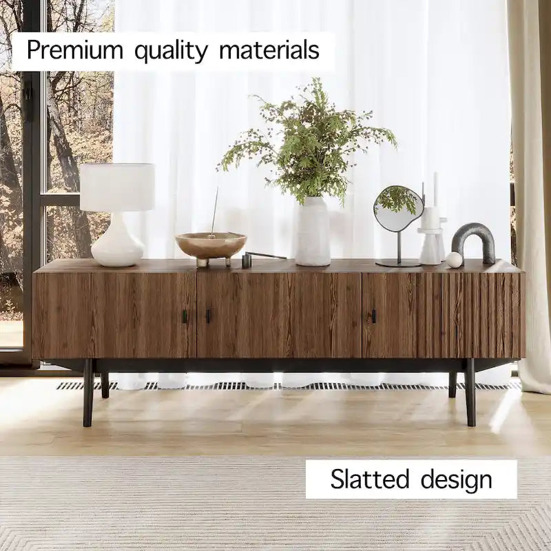 Meuble TV marron Chelsea de Living Skog, compatible avec les téléviseurs jusqu'à 65 pouces, avec design à lattes et pieds en bois