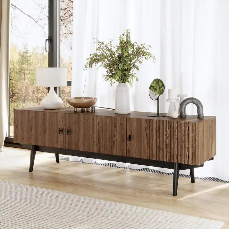 Meuble TV marron Chelsea de Living Skog, compatible avec les téléviseurs jusqu'à 65 pouces, avec design à lattes et pieds en bois