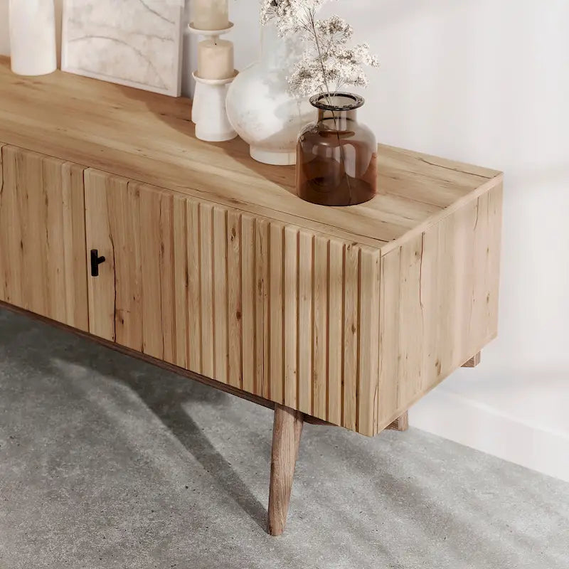 Meuble TV marron Chelsea de Living Skog, compatible avec les téléviseurs jusqu'à 65 pouces, avec design à lattes et pieds en bois