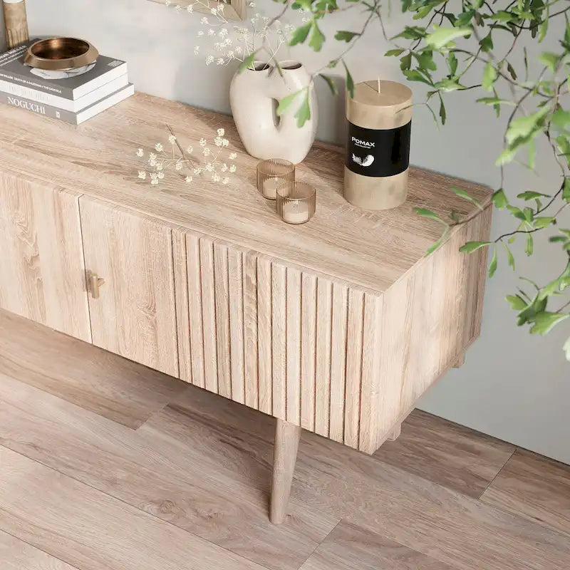 Meuble TV marron Chelsea de Living Skog, compatible avec les téléviseurs jusqu'à 65 pouces, avec design à lattes et pieds en bois