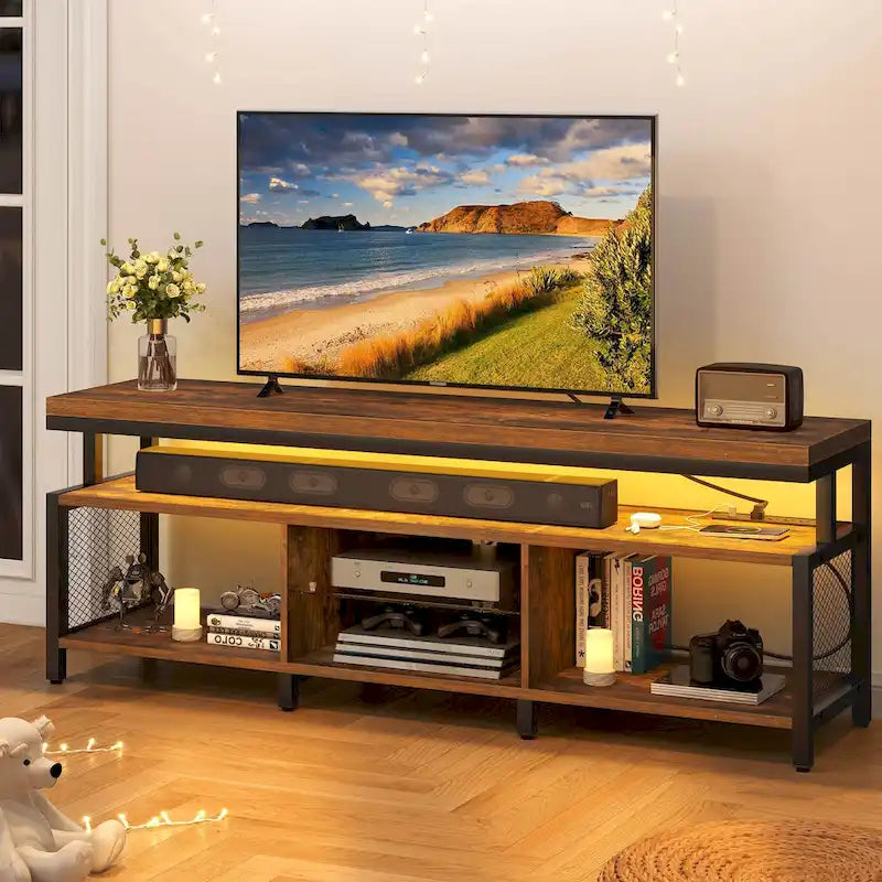 Meuble TV industriel en bois avec lumière LED, étagères de rangement ouvertes, prises de courant et télécommande Bluetooth