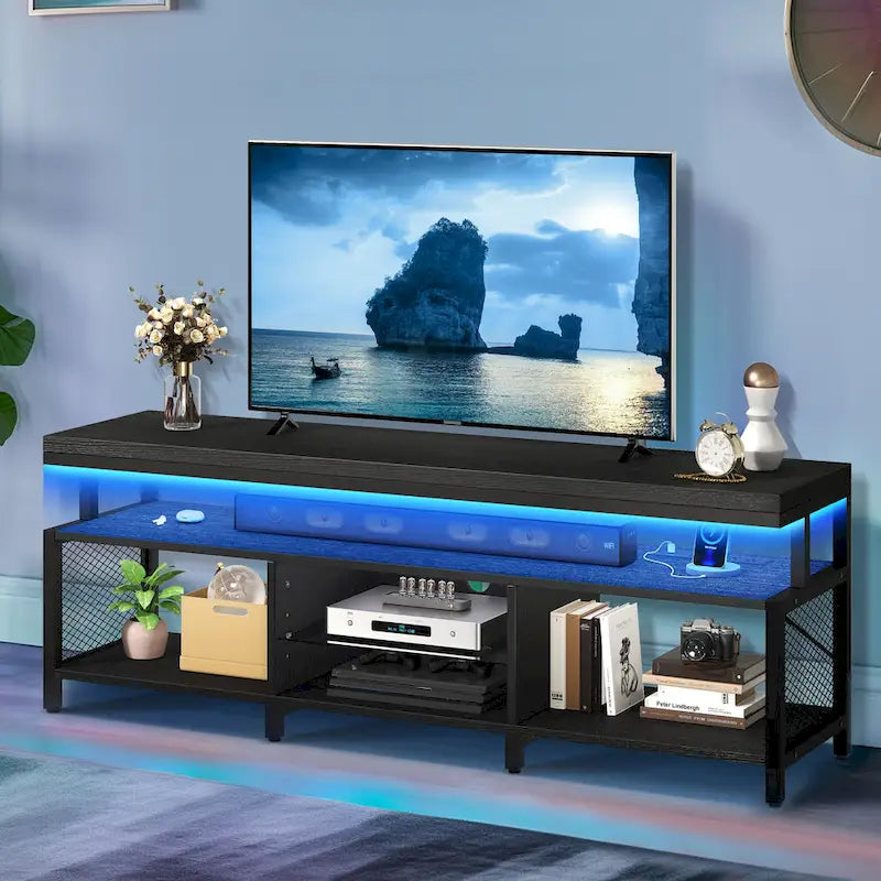 Meuble TV industriel en bois avec lumière LED, étagères de rangement ouvertes, prises de courant et télécommande Bluetooth