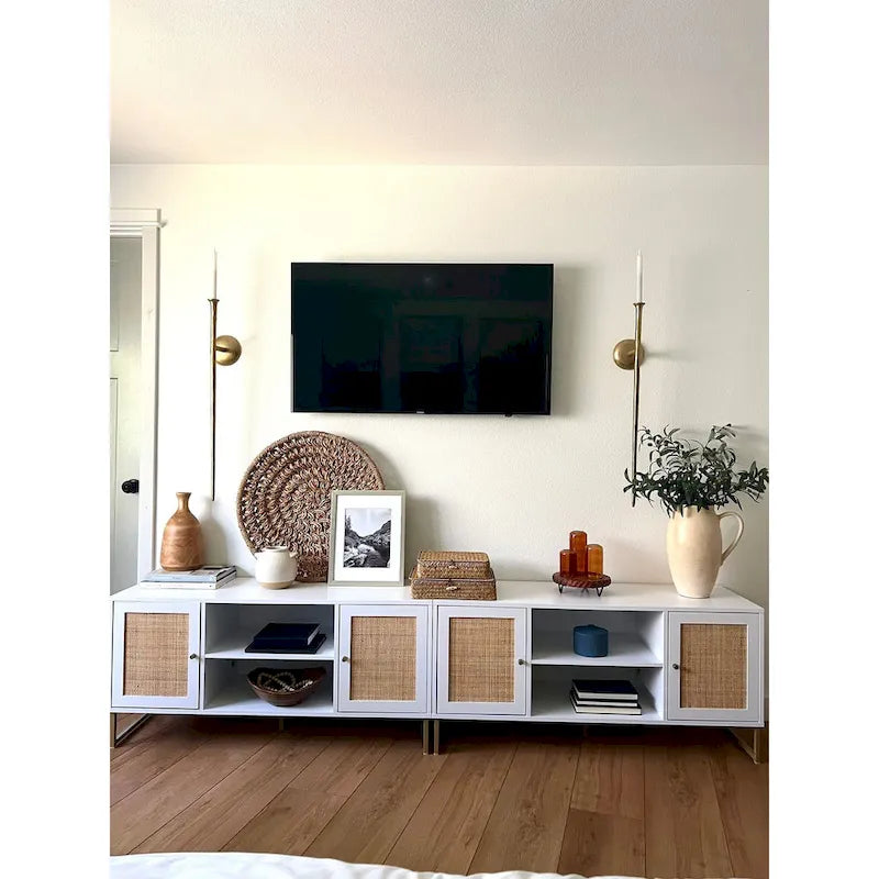 Meuble TV Nathan James Mina moderne avec console média et accents noirs en bois de chêne et portes de rangement