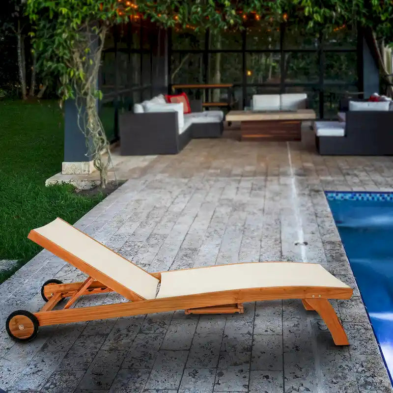 Chaise longue de piscine Chic Teak Bahama en teck avec maillage Batyline, blanche