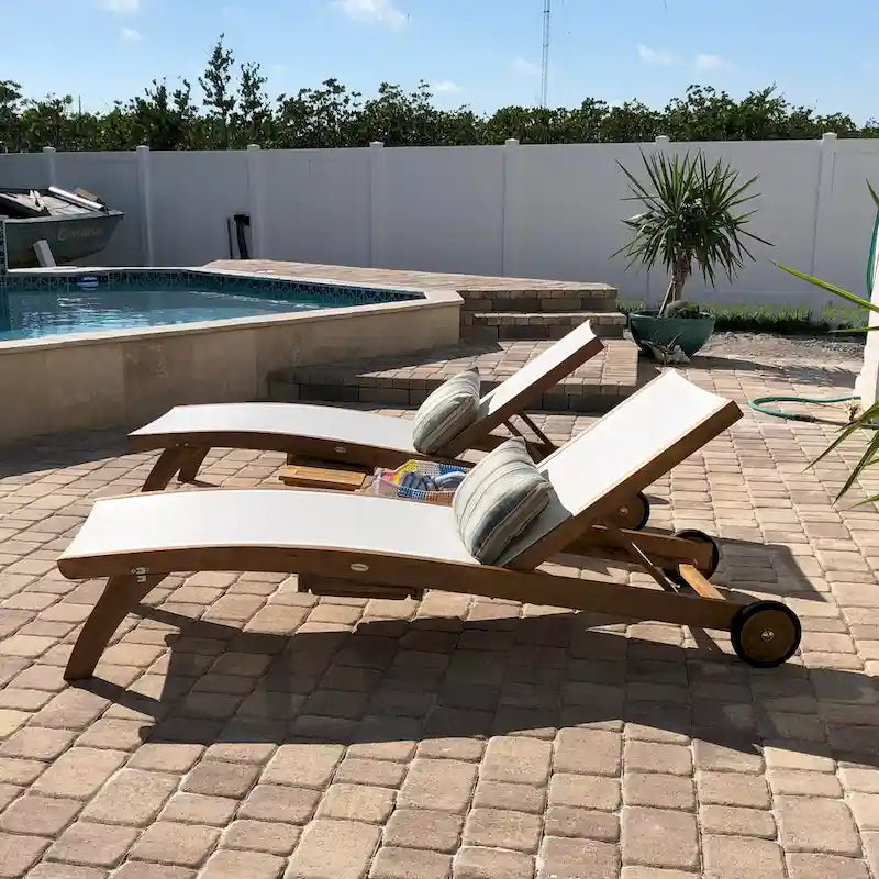 Chaise longue de piscine Chic Teak Bahama en teck avec maillage Batyline, blanche