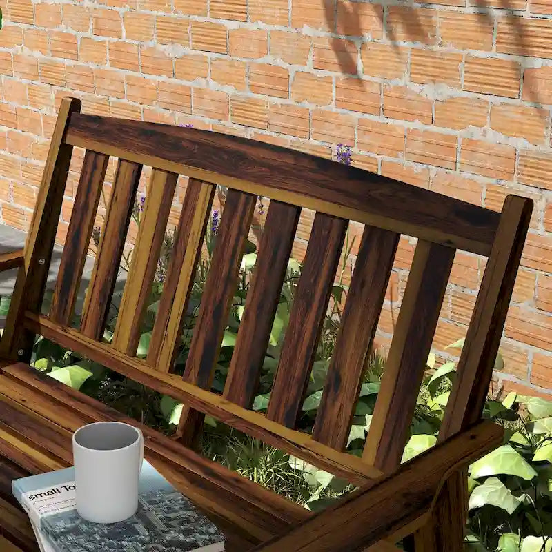 Banc d'extérieur en bois pour deux personnes avec accoudoirs porte-gobelets, assise et dossier à lattes