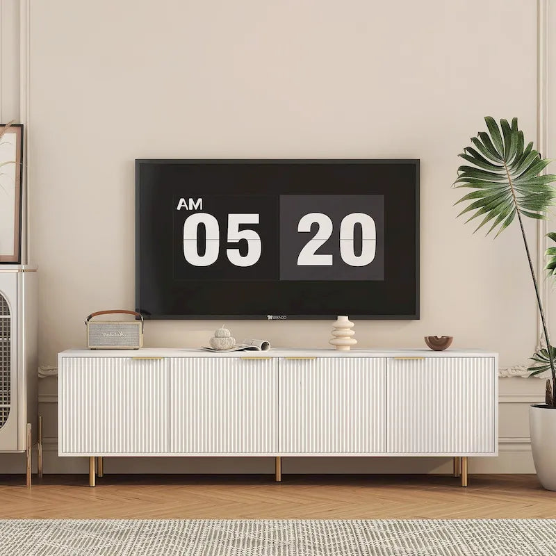 Meuble TV blanc cannelé 68 avec prise de courant, meuble de divertissement avec portes de rangement, meuble TV console média, pour téléviseurs de plus de 55 pouces